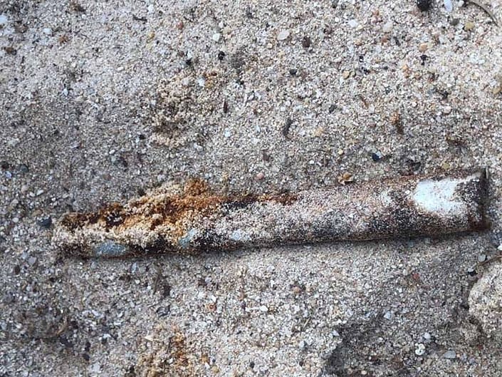 Rostiges Metallteil im Sandkasten gefunden