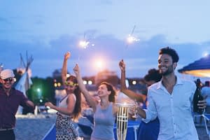 Fröhliche Menschen in Beachclub mit Beachclubsand von Sandfuchs